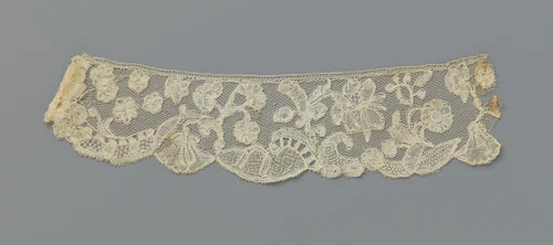 Strook kloskant met drie verschillende bloemtakken by anonymous, other, 1725-1749