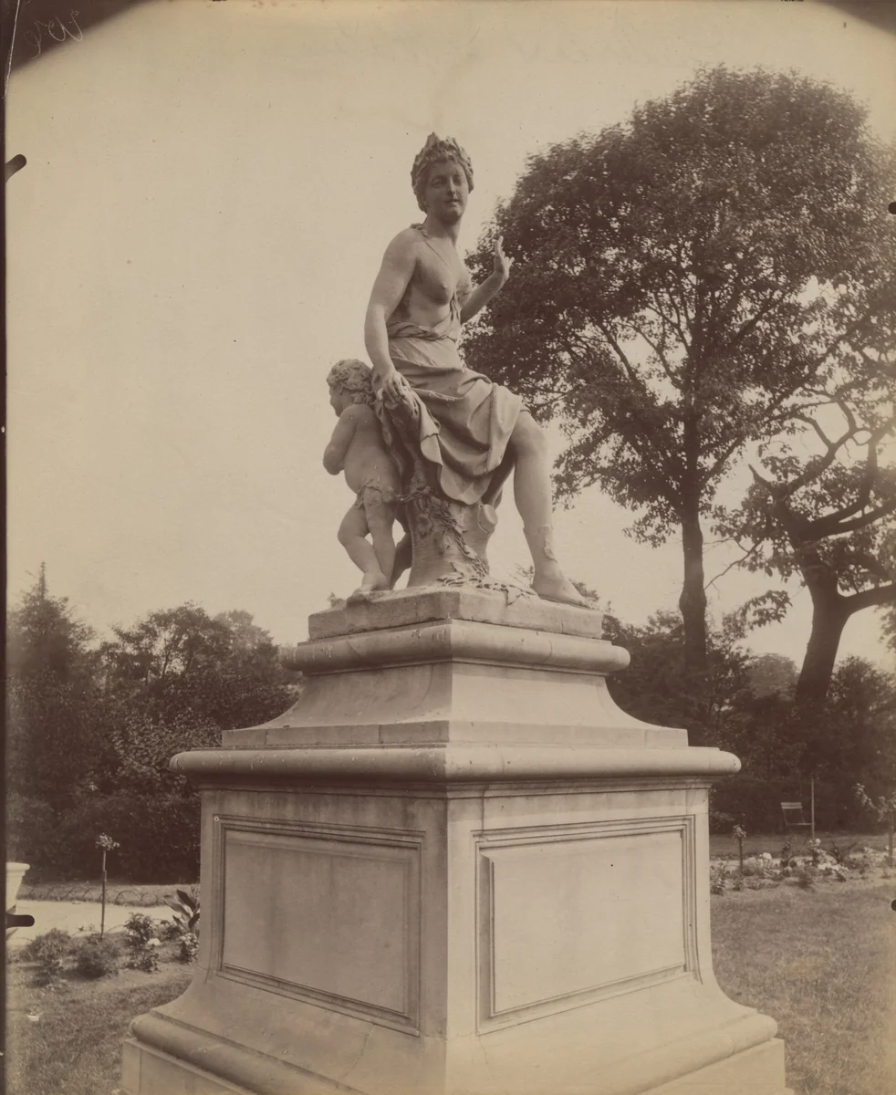 Tuileries - statue by Eugène Atget, photograph, 1911