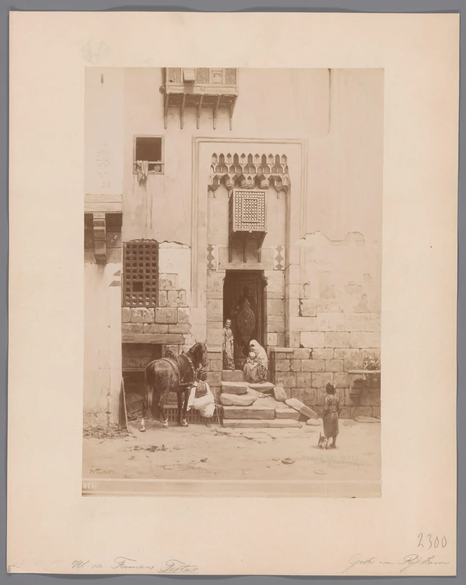 Fotoreproductie van het schilderij Binnenplaats van een huis te Caïro door Willem de Famars Testas by anonymous, photograph, 1881-1900