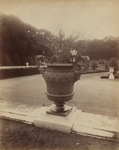 Versailles, vase par Ballin by Eugène Atget, photograph, 1902
