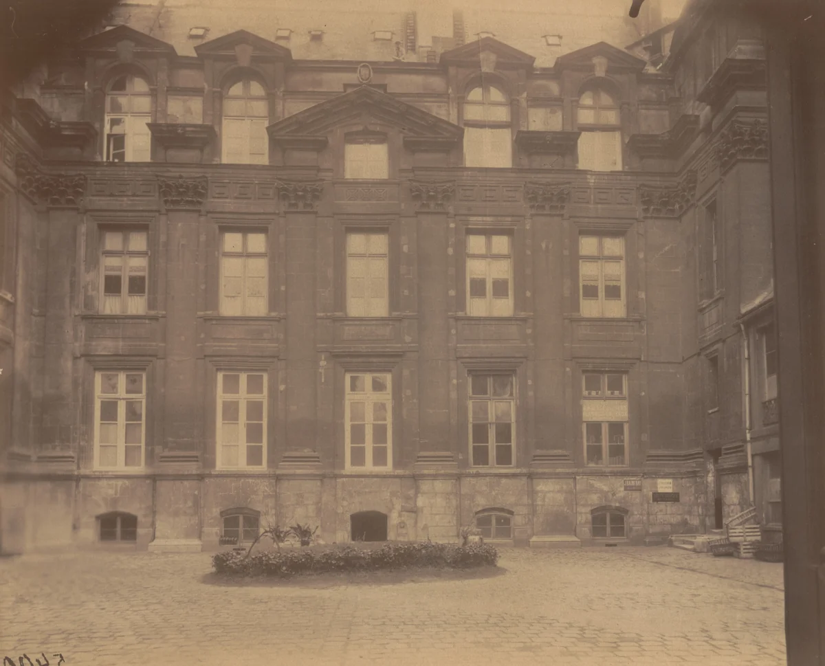 Hôtel Lamoignon. 24 rue Pavée by Eugène Atget, photograph, 1907
