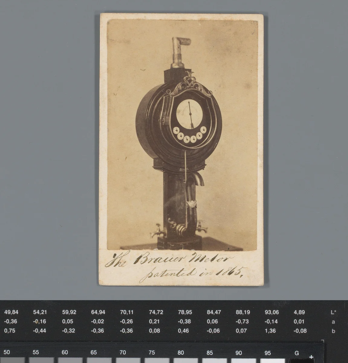 Reclame voor kunstgalerie Mitchell's te Memphis met een gezicht op een onbekend meetapparaat by anonymous, photograph, 1865-1915