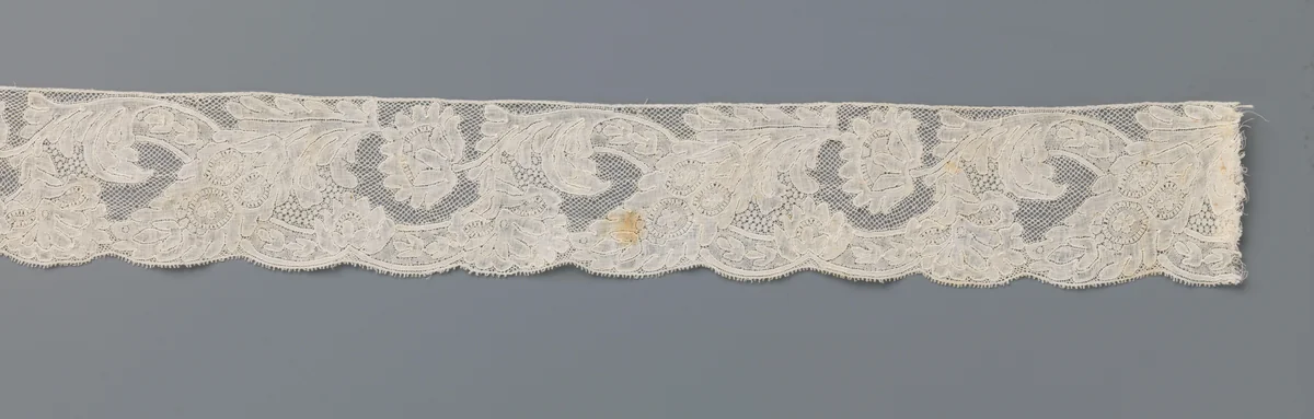 Strook kloskant met omegavormige sierband oversneden door een pluim en door pioenrozen by anonymous, other, 1740-1760