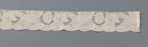 Strook kloskant met omegavormige sierband oversneden door een pluim en door pioenrozen by anonymous, other, 1740-1760