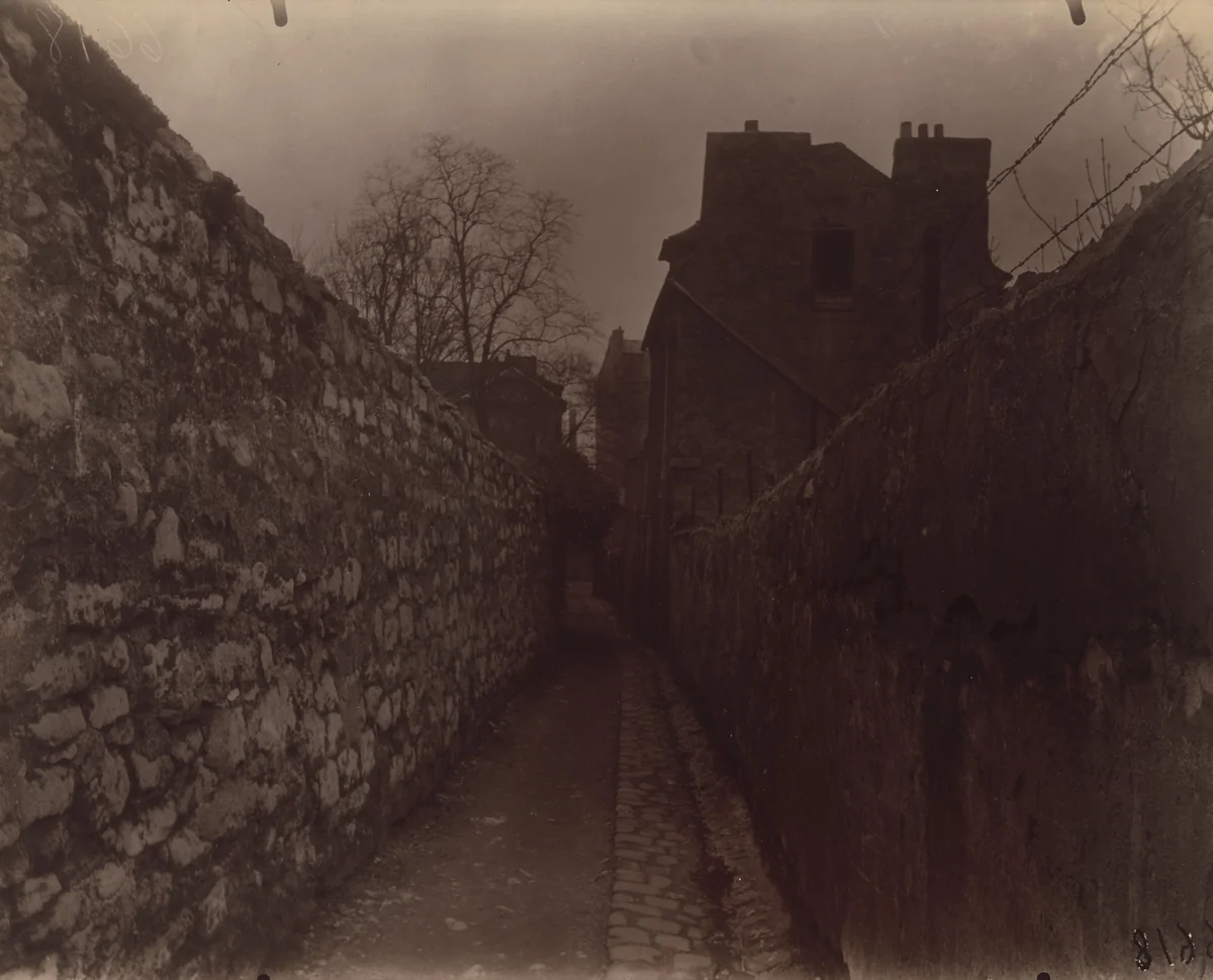Ruelle des Reculettes by Eugène Atget, photograph, 1926