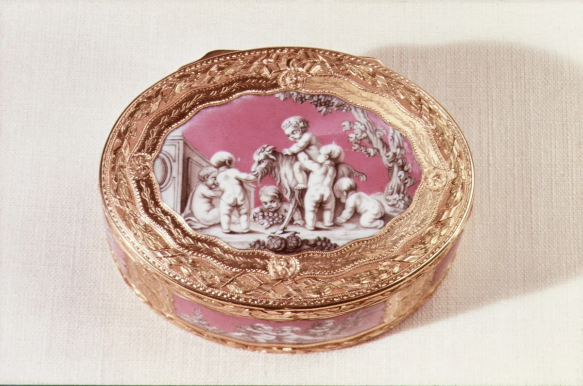 Snuffbox by Louis Charonnat, metalwork, 1763-1764