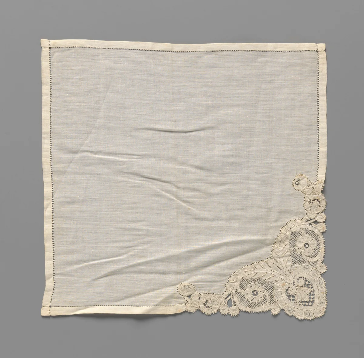 Zakdoek van batist met een ingezet hoekstuk van kloskant by Sophia Gerardine Cenijn-Smit, textile, 1914