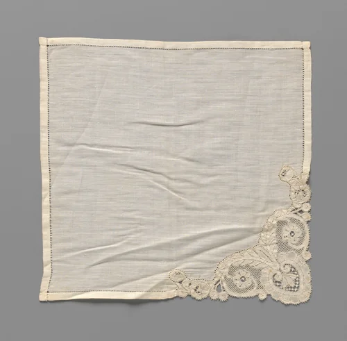 Zakdoek van batist met een ingezet hoekstuk van kloskant by Sophia Gerardine Cenijn-Smit, textile, 1914