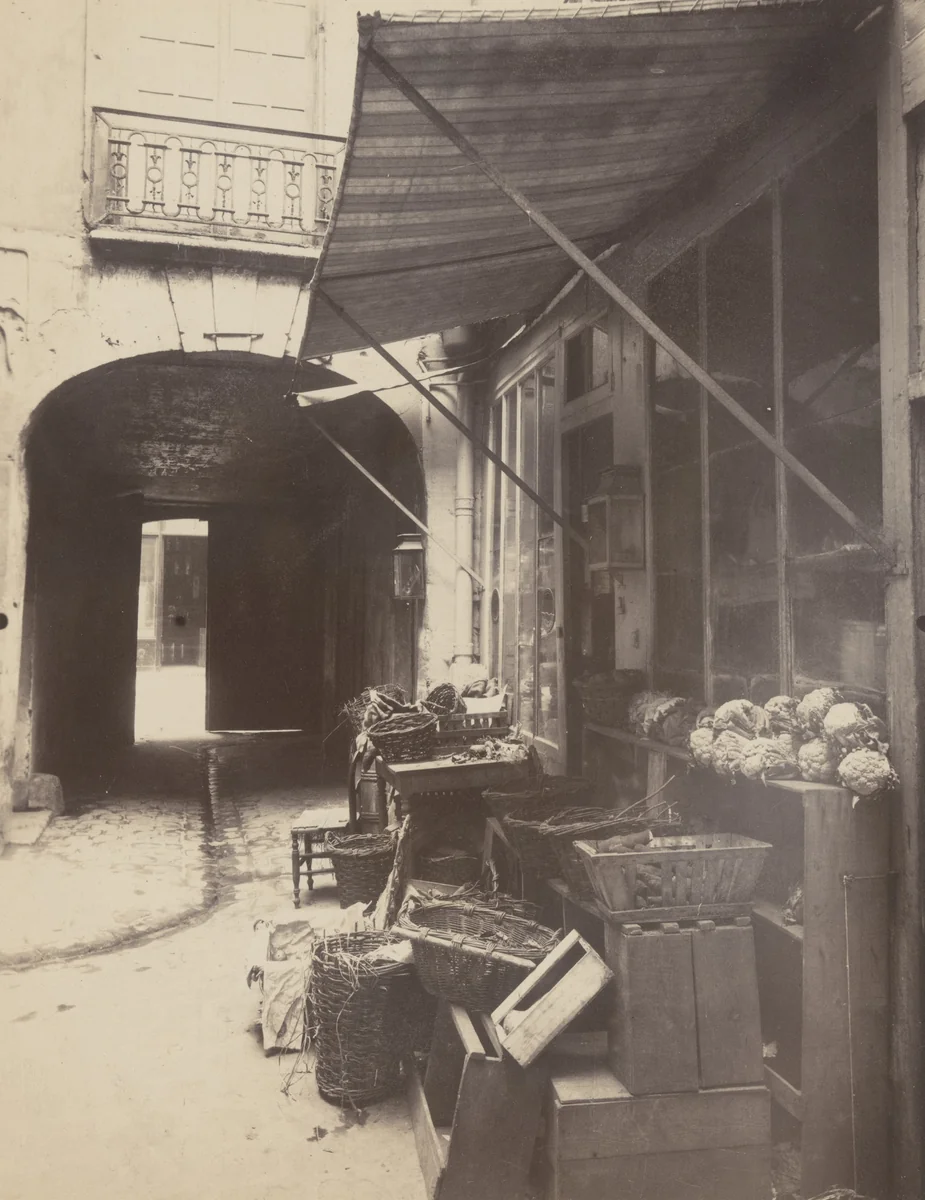 Cour. 6 rue des Guillemites by Eugène Atget, photograph, 1911