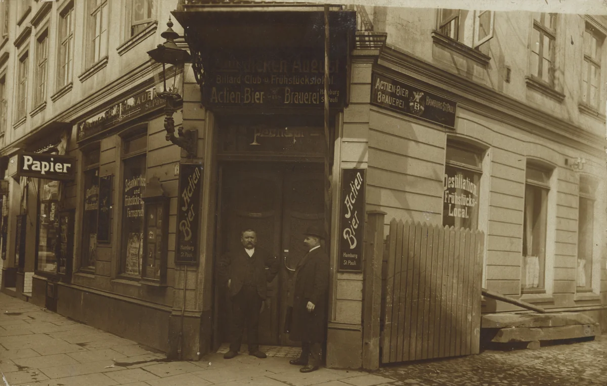 Zum dicken August, Billardclub u. Frühstückslokal Schankwirtschaft, Hamburg by Unidentified Photographer, photograph, 1914