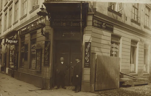 Zum dicken August, Billardclub u. Frühstückslokal Schankwirtschaft, Hamburg by Unidentified Photographer, photograph, 1914