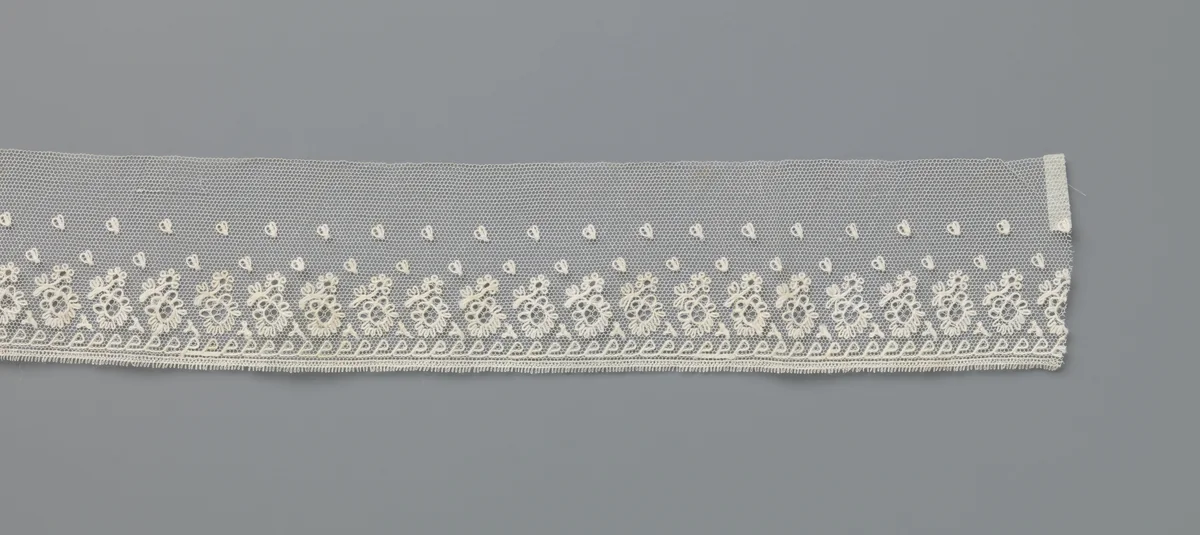 Strook tule doorstop met aangezette picotrand, versierd met lopend patroon met eenzijdig wuivende ovale bladeren die opgroeien uit grassprieten by anonymous, other, 1820-1830