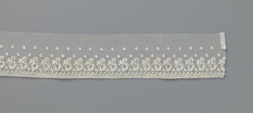 Strook tule doorstop met aangezette picotrand, versierd met lopend patroon met eenzijdig wuivende ovale bladeren die opgroeien uit grassprieten by anonymous, other, 1820-1830