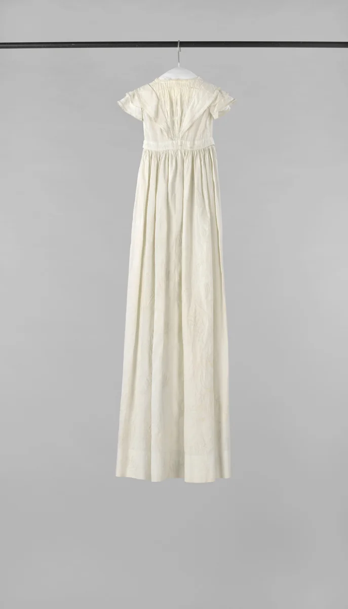 Een babyjurk, zgn. 'lange jurk' van wit pique met wit korenarenborduursel by anonymous, other, 1830-1840