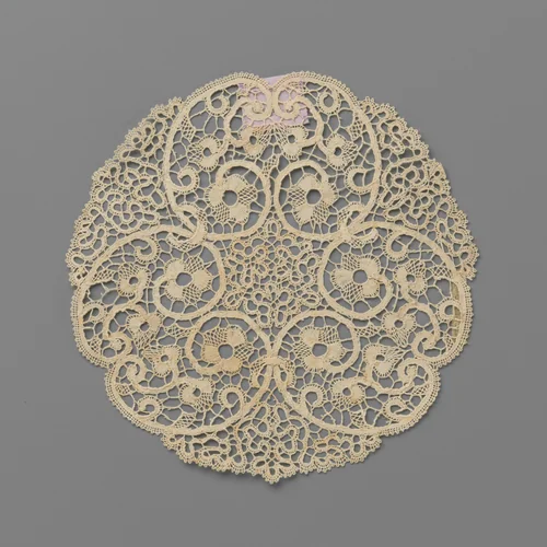 Rond vingerkomkleedje van kloskant met naar elkaar toegewende c-voluten en slingerende linten by anonymous, textile, 1900-1999