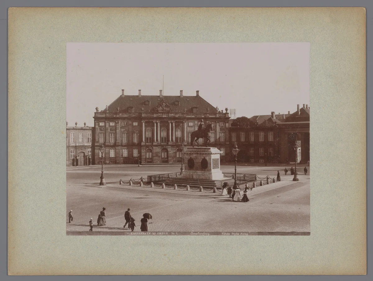 Gezicht op de binnenplaats van het Amalienborg in Kopenhagen, in het midden het standbeeld van Frederik V van Denemarken by anonymous, photograph, 1880-1910