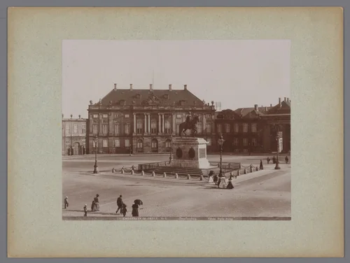 Gezicht op de binnenplaats van het Amalienborg in Kopenhagen, in het midden het standbeeld van Frederik V van Denemarken by anonymous, photograph, 1880-1910