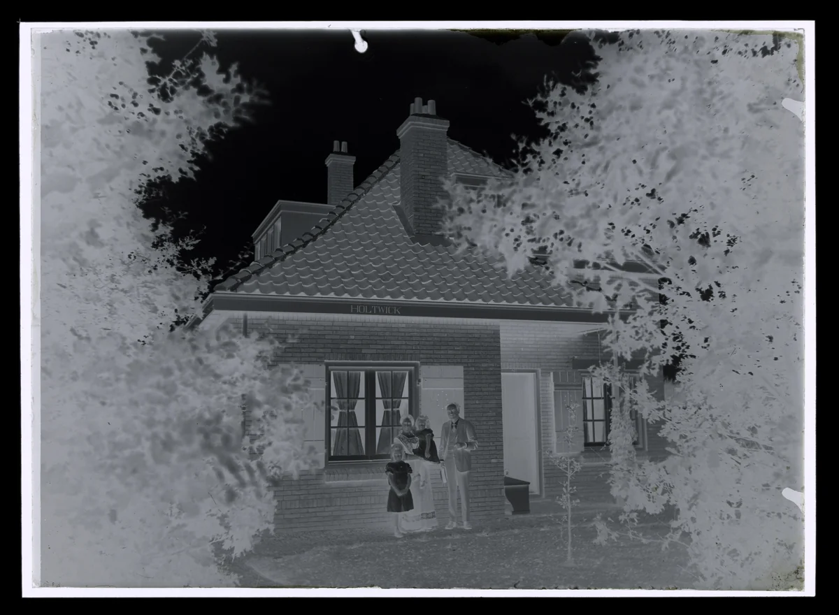 Elsa en Alphons Diepenbrock met kinderen Joanna en Thea voor hun woning 'Holtwick' te Laren by Wouterus Gijsbertus Hondius van den Broek, photograph, 1911