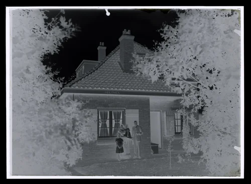 Elsa en Alphons Diepenbrock met kinderen Joanna en Thea voor hun woning 'Holtwick' te Laren by Wouterus Gijsbertus Hondius van den Broek, photograph, 1911