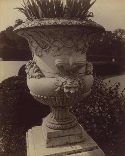Versailles, vase by Eugène Atget, photograph, 1905
