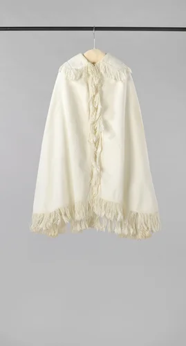 Cape of doopcape met brede liggende kraag, van wit gewafeld katoen, overal afgezet met witte franje by anonymous, textile, 1900-1915