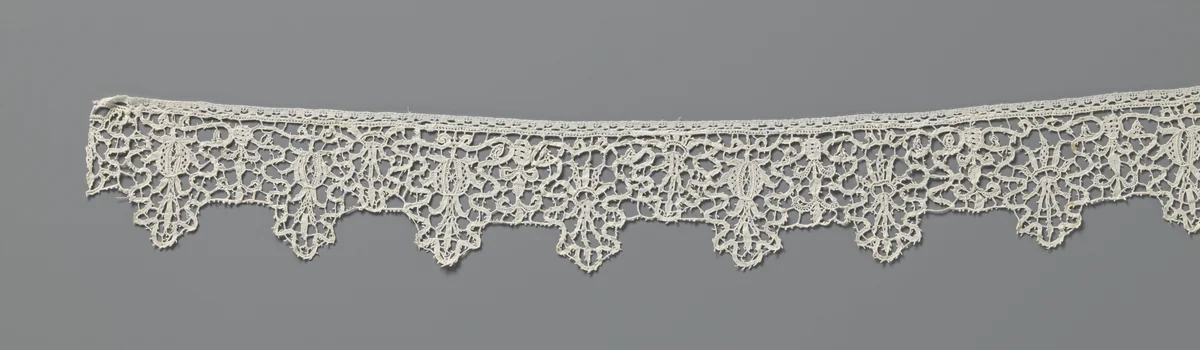 Strook naaldkant met granaatappel en stralenkrans in eikenblad by anonymous, other, 1625-1649