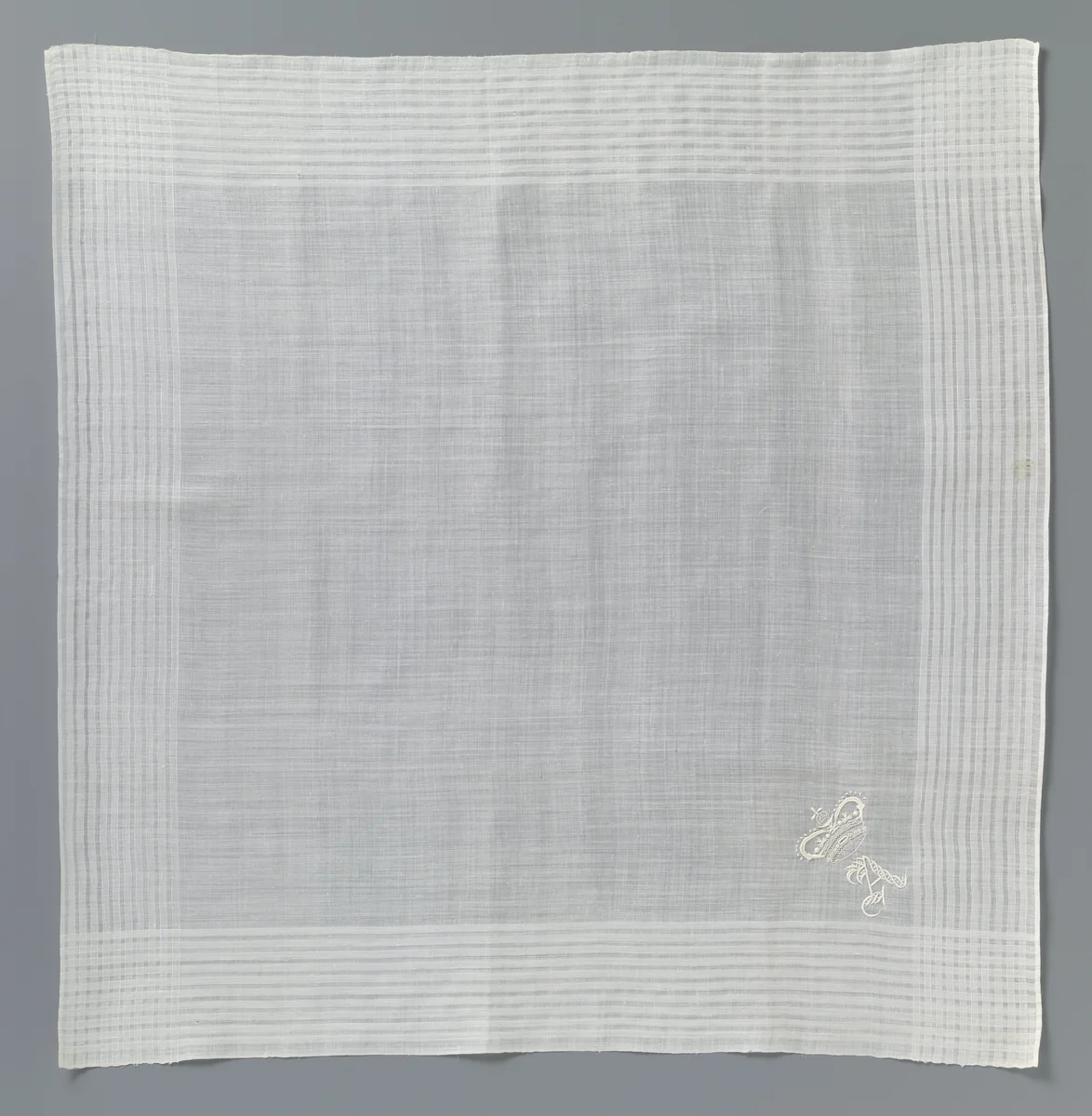 Zakdoek met borduurwerk op batist van Koningin Anna Pauwlowna by anonymous, textile, 1840-1850