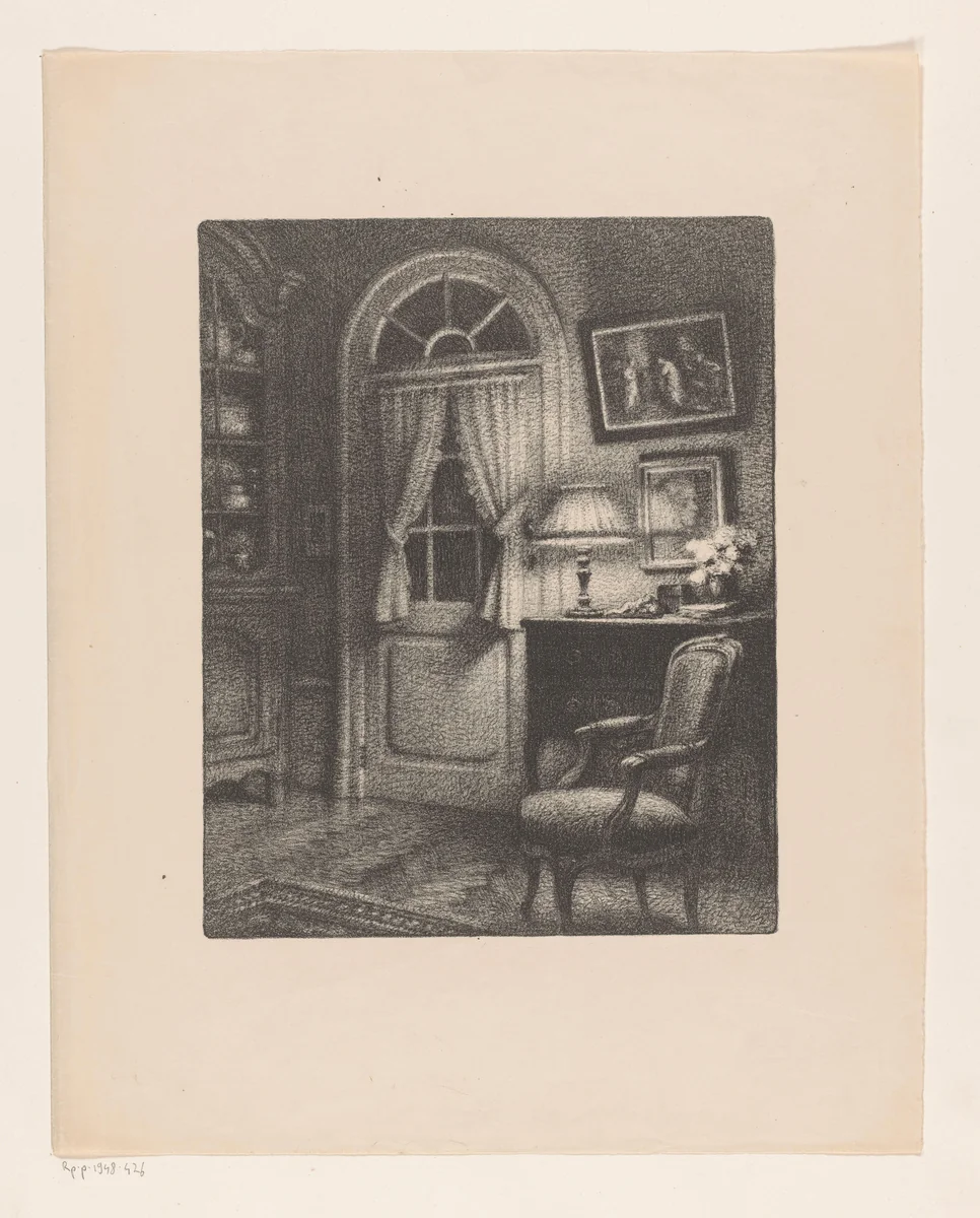 Interieur met leunstoel, bij lamplicht by René Janssens, print, 1880-1936