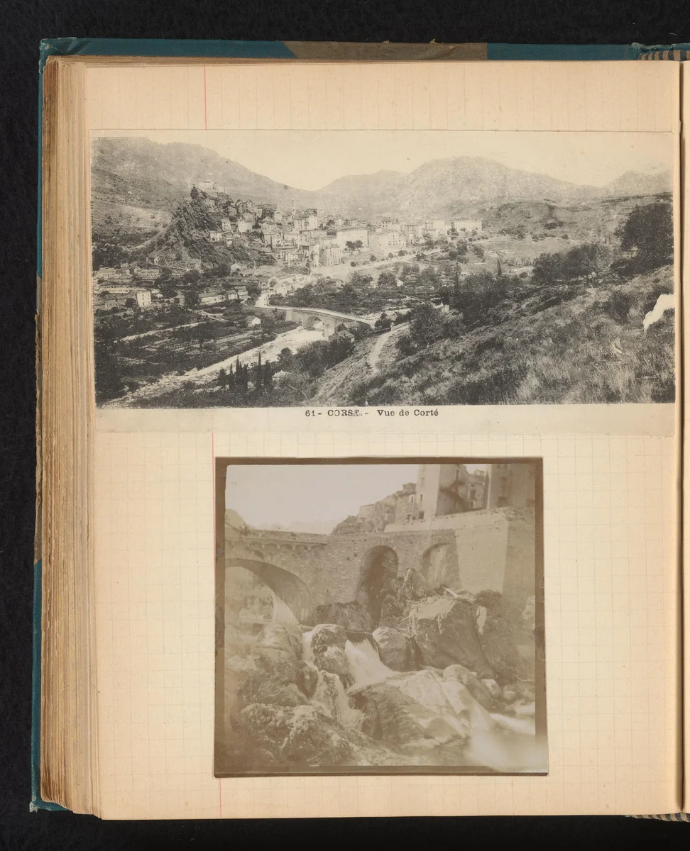 Gezicht op Corté te midden van een berglandschap en een stenen brug met waterval by Théodore van Lelyveld, photograph, 1902