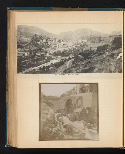 Gezicht op Corté te midden van een berglandschap en een stenen brug met waterval by Théodore van Lelyveld, photograph, 1902
