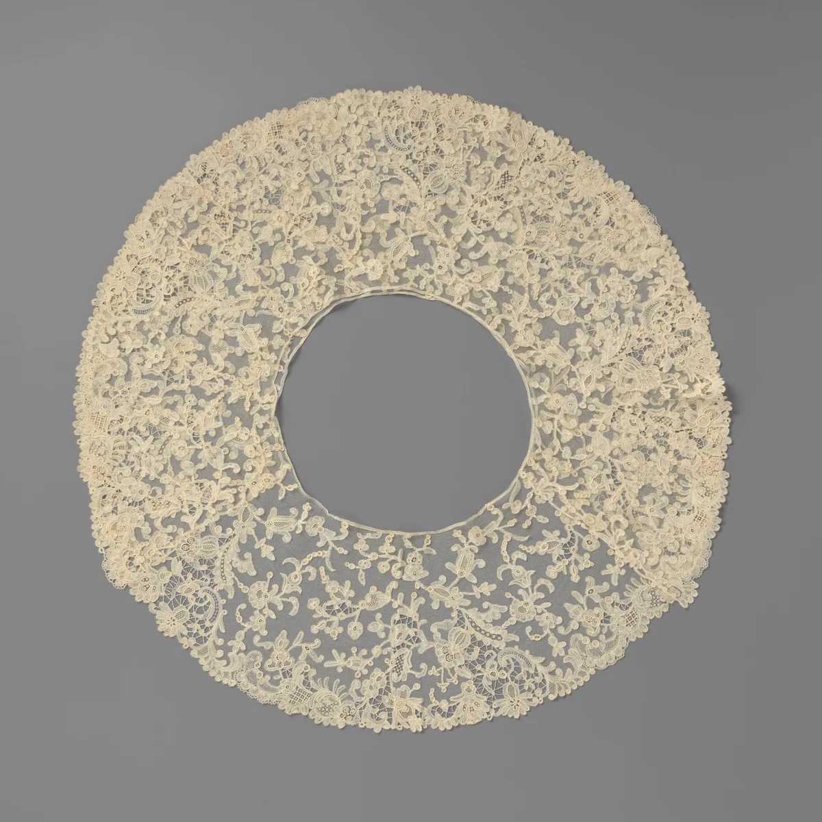 Berthe van gemengde kant met neo-rokoko-rocailles by anonymous, other, 1890-1909