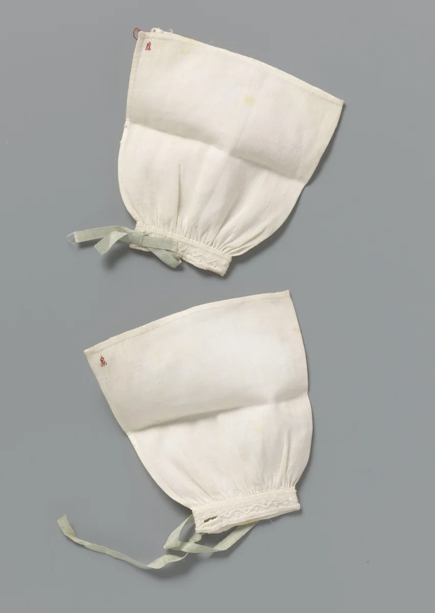 Mouw van fijn linnen, gerimpeld tot manchet met geborduurde versiering van bolletjes in kettingsteek. Festonogen met lichtblauw lint by anonymous, other, 1650-1700