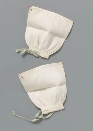 Mouw van fijn linnen, gerimpeld tot manchet met geborduurde versiering van bolletjes in kettingsteek. Festonogen met lichtblauw lint by anonymous, other, 1650-1700