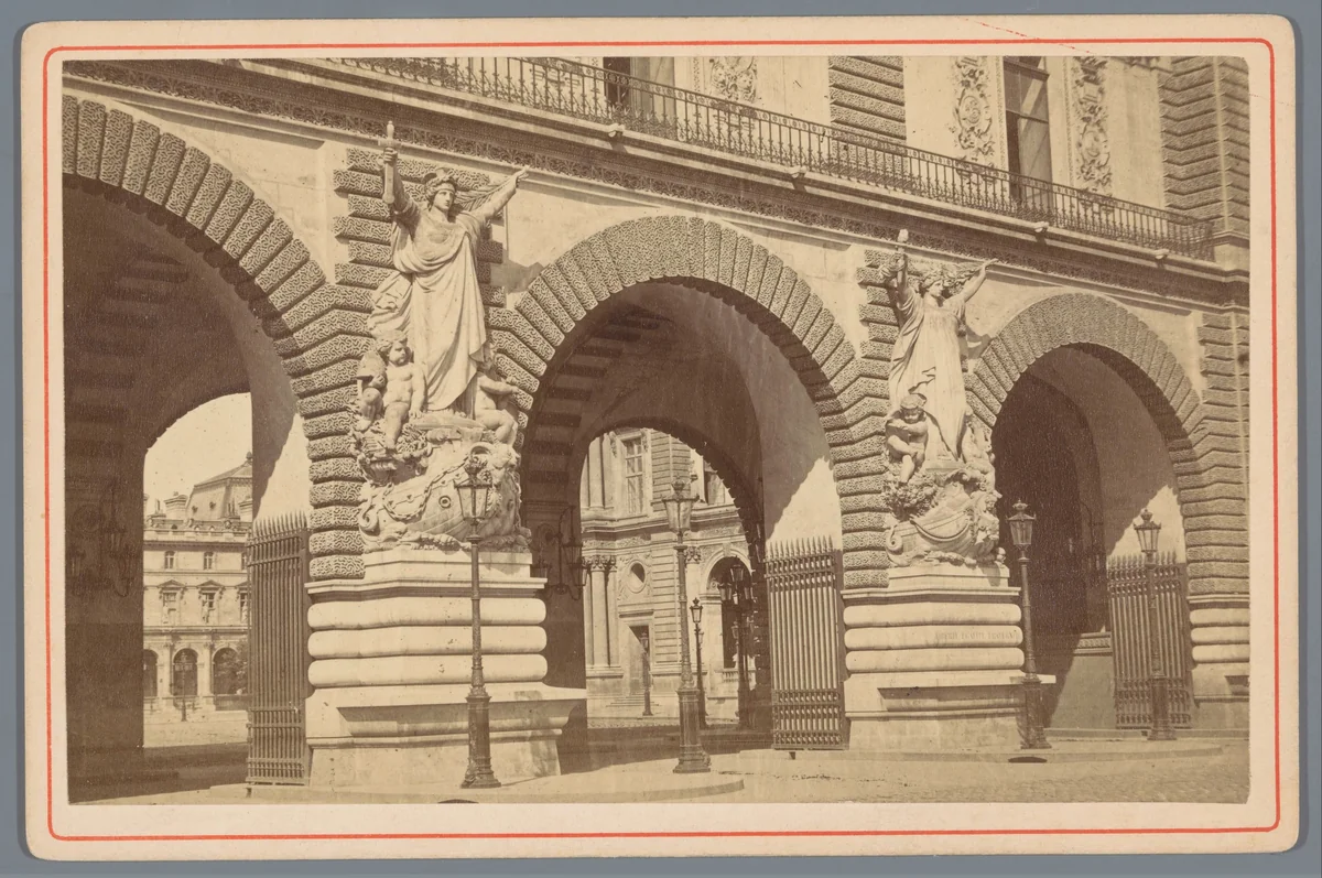 Poort naar de Place du Caroussel te Parijs by anonymous, photograph, 1870-1885