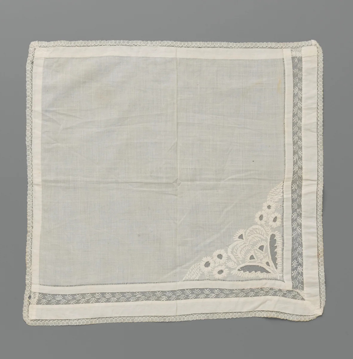 Batisten zakdoek met borduurwerk en een strook machinale kant by anonymous, textile, 1840-1850