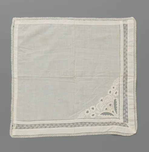 Batisten zakdoek met borduurwerk en een strook machinale kant by anonymous, textile, 1840-1850