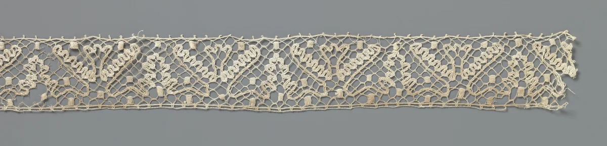 Strook kloskant met driehoekige velden en gestileerde kelkbloem by anonymous, other, 1600-1879