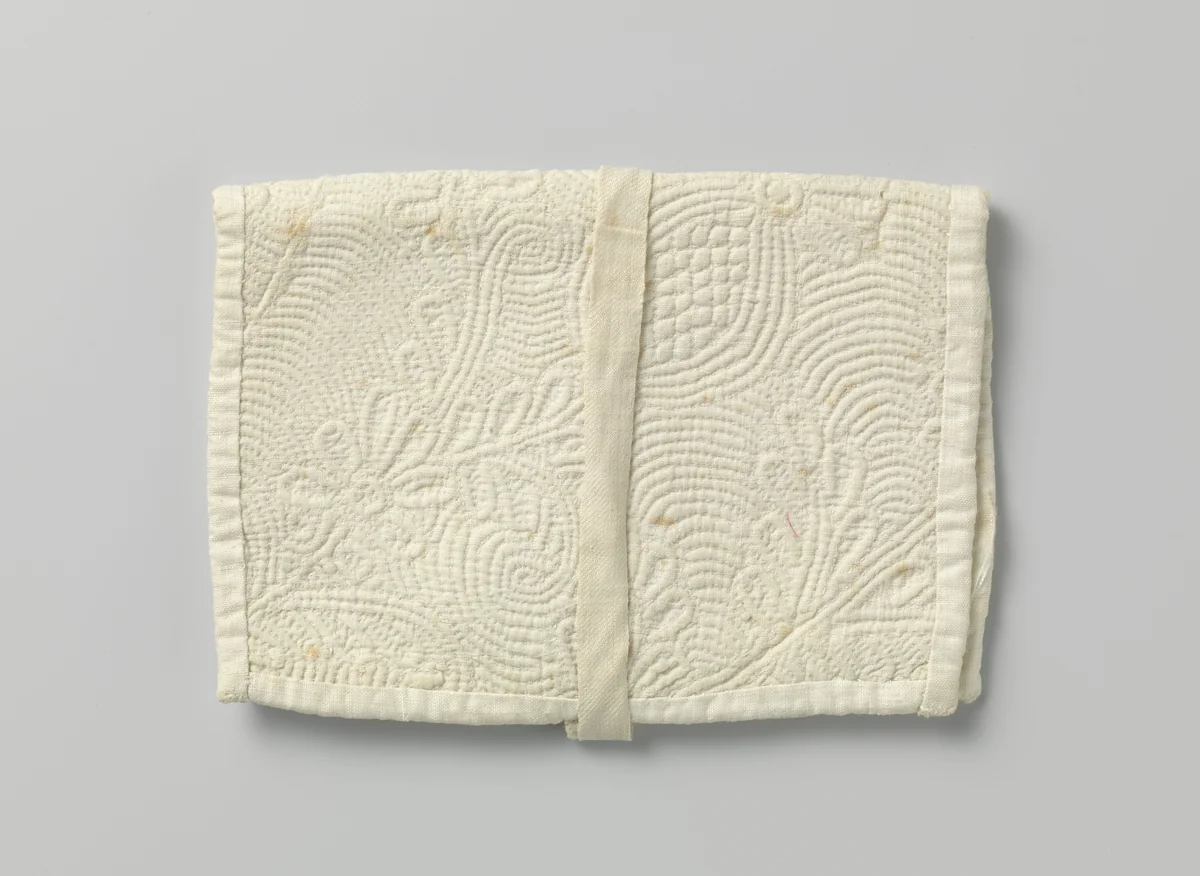 Brieventas (?) in een plat, rechthoekig model van wit katoen, bewerkt met Zaans stikwerk in grote bloem- en fantasiemotieven by anonymous, other, 1800-1840