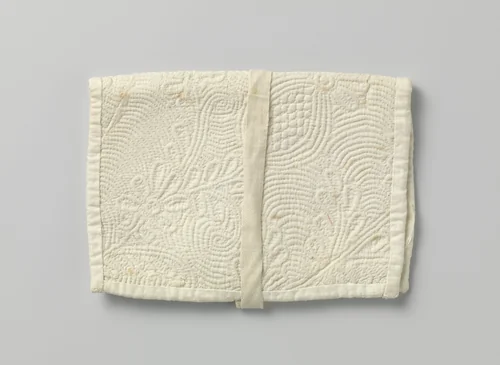 Brieventas (?) in een plat, rechthoekig model van wit katoen, bewerkt met Zaans stikwerk in grote bloem- en fantasiemotieven by anonymous, other, 1800-1840
