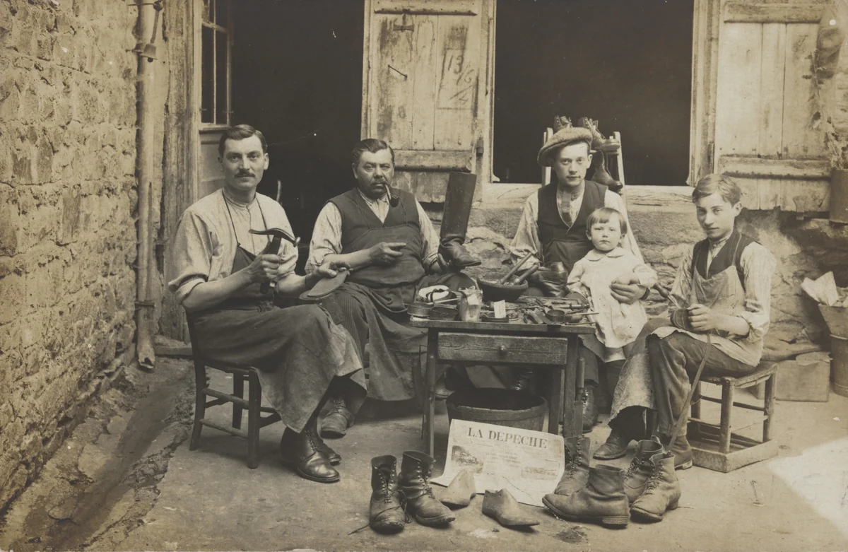 Une famille de cordonniers, Toulouse by Unidentified Photographer, photograph, 1905