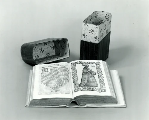 De Gli Habiti Antichi, et Moderni di Diuerse Parti del Mondo Libri Dve, Fatti da Cesare Vecellio et con discoursi da Lui Dichiarti. Con Privilegio" by Cesare Vecellio, textile, 1590