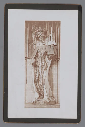 Sculptuur van de heilige Elisabeth in de Elisabethkirche te Marburg by anonymous, photograph, 1890-1920
