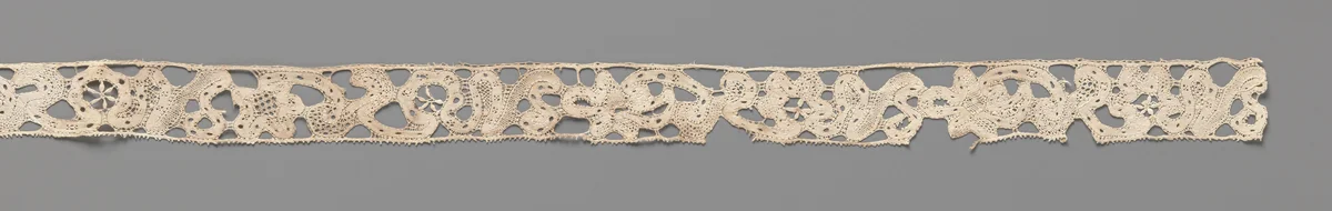 Strook kloskant met sterk kronkelende bloemenranken met steeds één bloem eraan by anonymous, other, 1685-1699