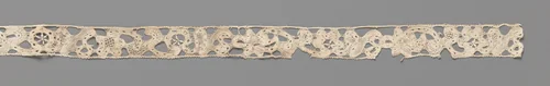 Strook kloskant met sterk kronkelende bloemenranken met steeds één bloem eraan by anonymous, other, 1685-1699