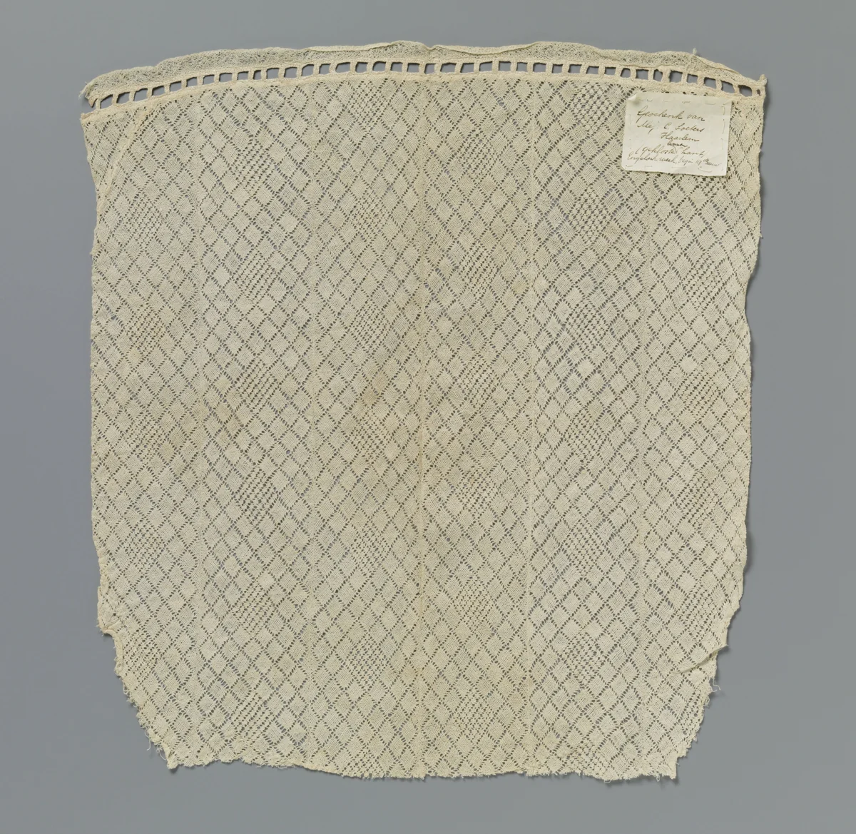 Kleedje van stroken kloskant met ruiten in ruitenpatroon by anonymous, other, 1800-1809