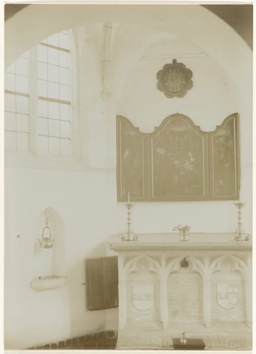 Kapel van het Sint Anna Aalmoeshuis te Leiden met het drieluik met de aanbidding van de koningen door P. Coecke van Aelst by Richard Tepe, photograph, 1900-1940
