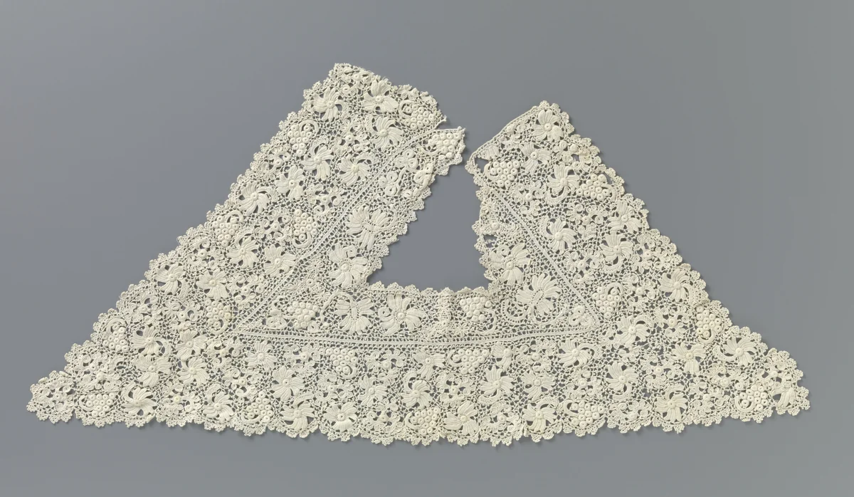 Oplegstuk van gehaakte kant met bloemen en druiventrossen by anonymous, book, 1890-1909