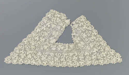 Oplegstuk van gehaakte kant met bloemen en druiventrossen by anonymous, book, 1890-1909