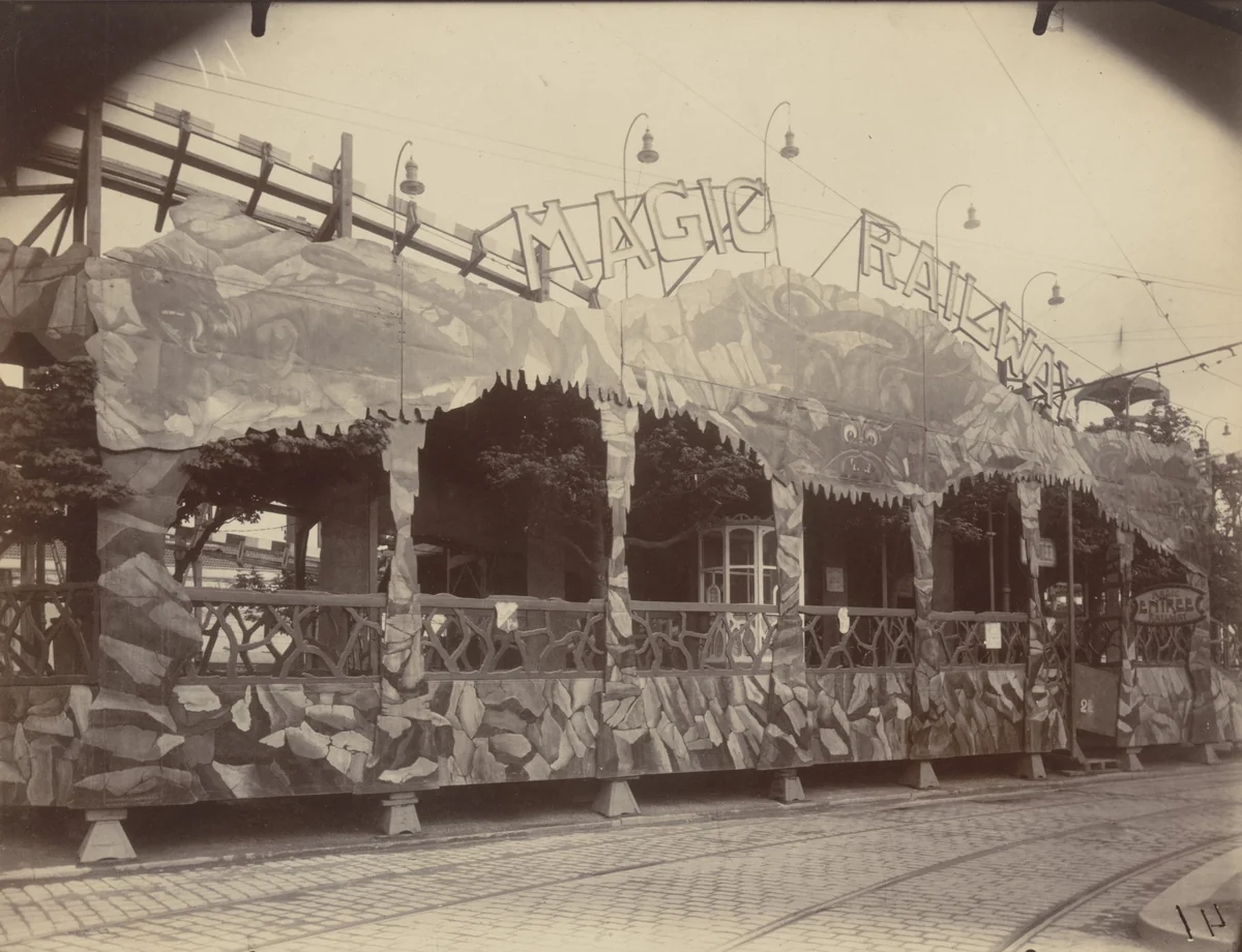 Fête du Trône by Eugène Atget, photograph, 1924