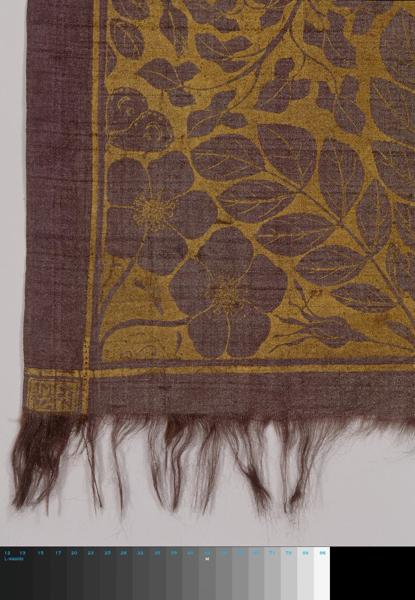 Strook gebatikte zijde, gouddruk op paars, met een patroon van wilde rozen en vlinders. Gesigneerd JM TN. by Theo Nieuwenhuis, textile, 1910